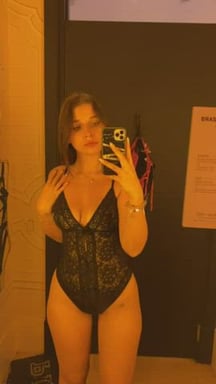 I need some help in the changing room... can you help me with my outfit