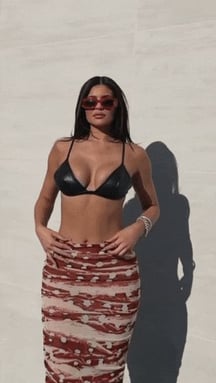 Ebony bikini look 2021 via IG.
