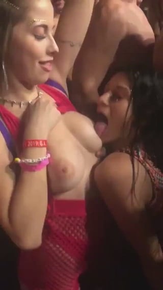 [r/breastsucking] So hot!