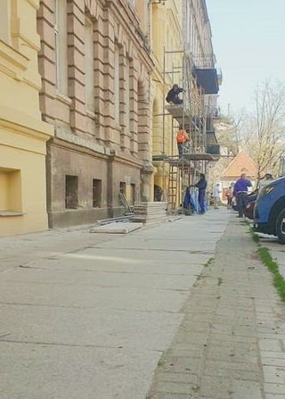 Besides my behind take a look at these construction workers. What do you think, did they figure it out?